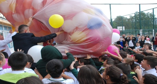 Yüzlerce balonu okulun bahçesine boşalttılar