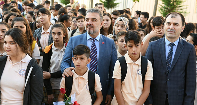 Şehit Ömer Halisdemir&#039;in yeğenleri ilk gün okula makam arabasıyla gitti