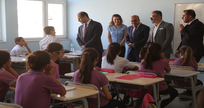 Kaymakam Işıktaş onarılan okulları dolaştı