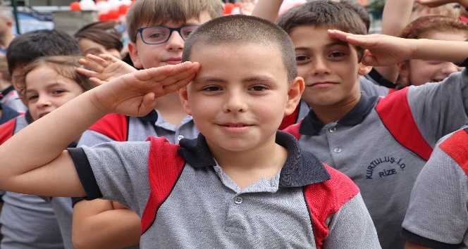 İstiklal Marşı okunurken asker selamı veren çocuğun hayali asker olmak