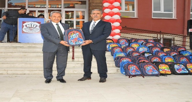 Akşehir Belediyesinden 2 bin 500 çanta ve kırtasiye seti