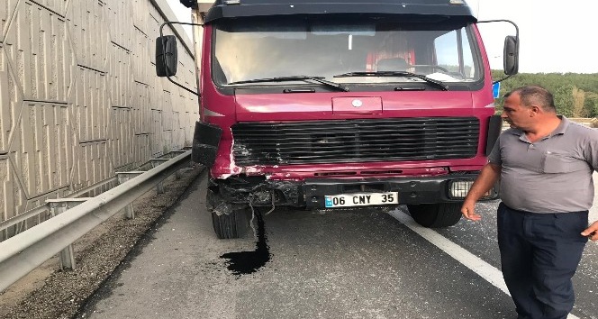 Kamyon otomobile çarptı: 3 yaralı