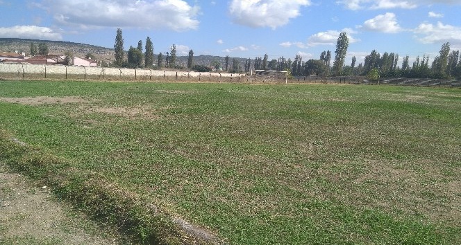 Gölpazarı’ndaki futbol sahasının çimleri bakımsızlıktan toprağa dönüşmüş