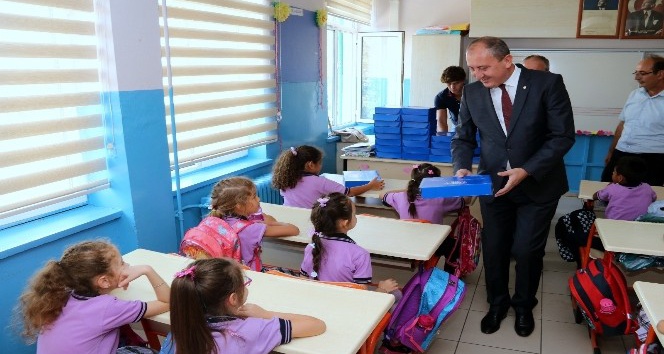 Başkan Işık, birinci sınıflara ilköğretim paketi hediye etti