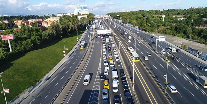 Okulların açıldığı ilk gün akşam trafiği havadan görüntülendi