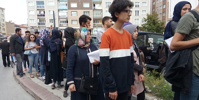 Kuyruğun sonu gözükmüyor! Saatlerce beklediler