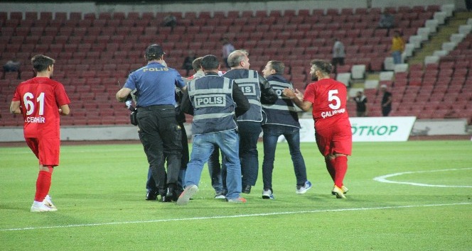 Balıkesirspor Baltok  Ümraniyespor maçı hakemine seyirci saldırdı