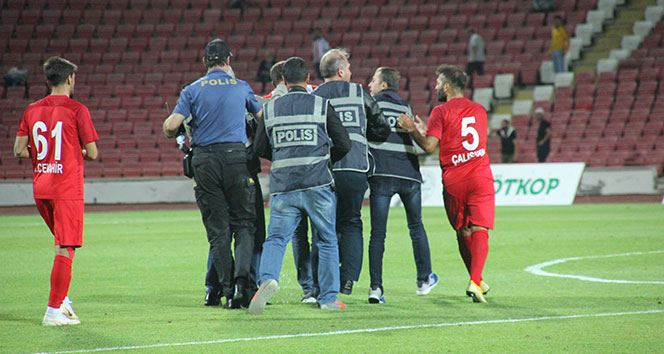 Balıkesirspor Baltok Ümraniyespor maçının hakemine seyirci saldırdı