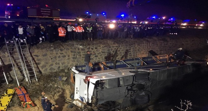 Otobüs kazasında 4 kişi öldü, 25 kişi yaralandı