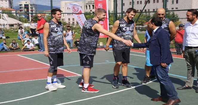 Uşak’ta sokak basketbolu turnuvasında kupalar sahiplerini buldu