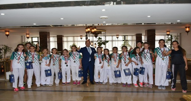 Minik karateciler sevincini Başkan Kayda ile paylaştı