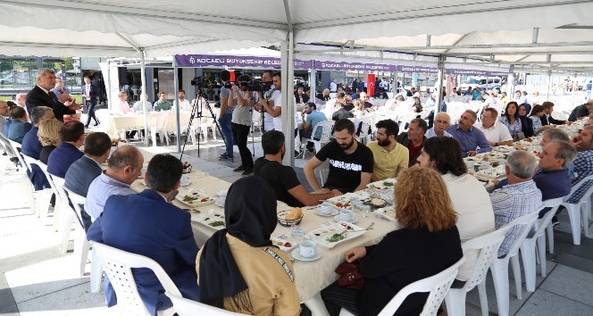 Başkan Karaosmanoğlu, Kent Meydanı’nda esnafla buluştu