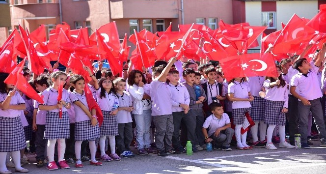Miniklerin ’Hep Seninleyiz Türkiye’ marşıyla yaptıkları gösteri büyük beğeni topladı