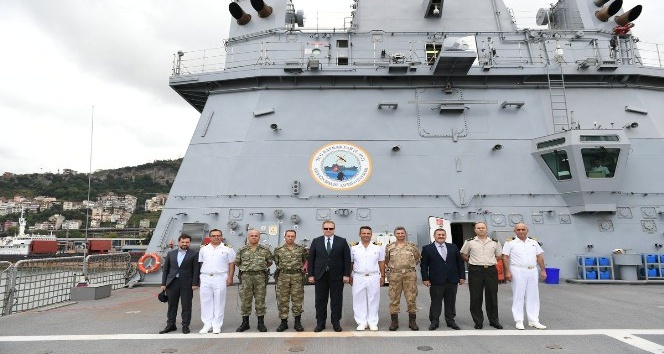 Dünyanın en büyük tank çıkarma gemisi  ‘TCG Bayraktar’ Trabzon Limanı’na demirledi