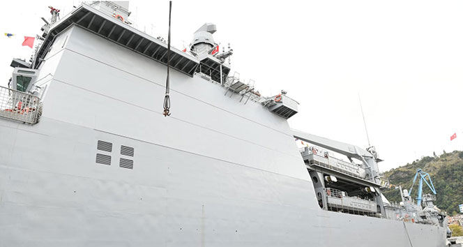 Dünyanın en büyük tank çıkarma gemisi ‘TCG Bayraktar’ Trabzon Limanı'na demirledi