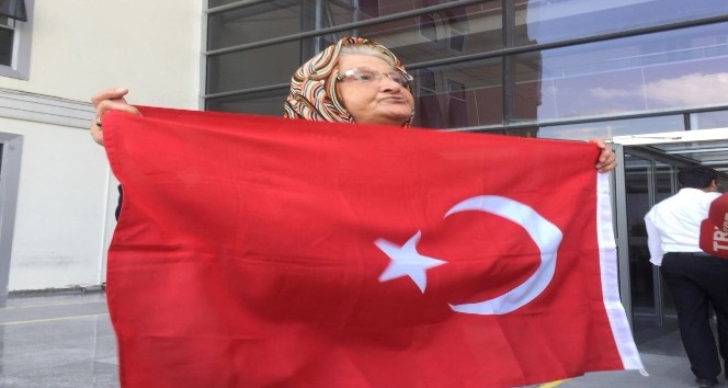 Fatma nineden, teröristlere bayraklı tepki