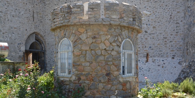 Tarihi kaleye PVC pencere