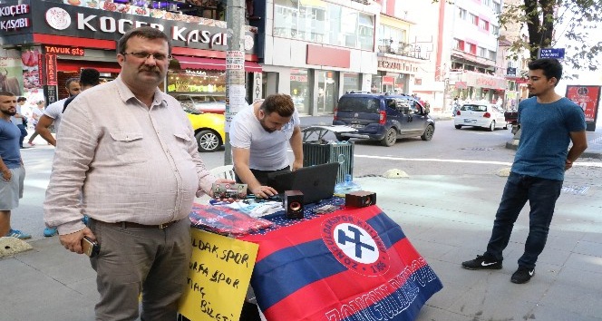 Zonguldak Kömürspor’a katkı için stand açıp bilet sattılar