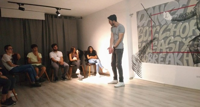 Oyuncu Çağrı Öztürk İzmir’de oyuncu adayları yetiştiriyor