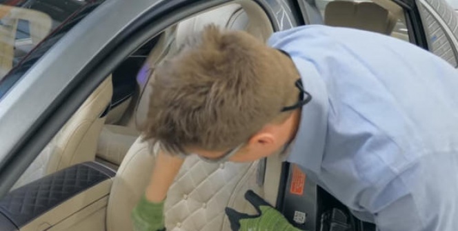 Araba koltuğunu kesip biçti! İçinden bakın neler çıktı?