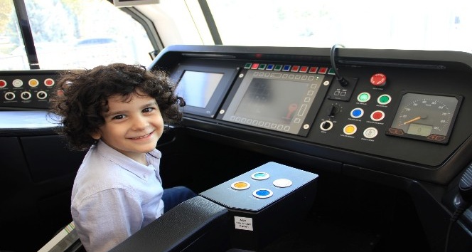 Tramvay aşığı küçük Ali Osman’a sürpriz doğum günü hediyesi