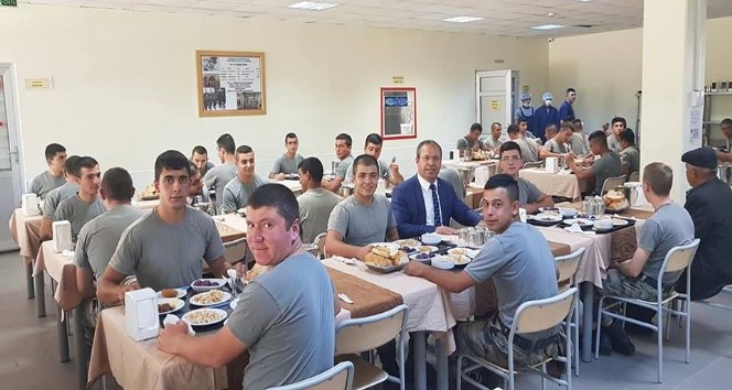 Başkan Öztürk, Mehmetçiklerle öğlen yemeğinde bir araya geldi