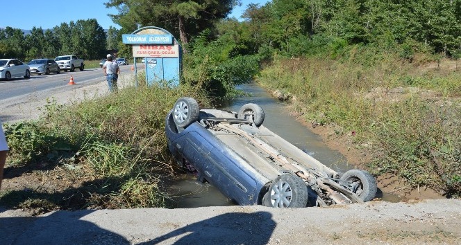 Otomobil sulama kanalına uçtu: 4 yaralı