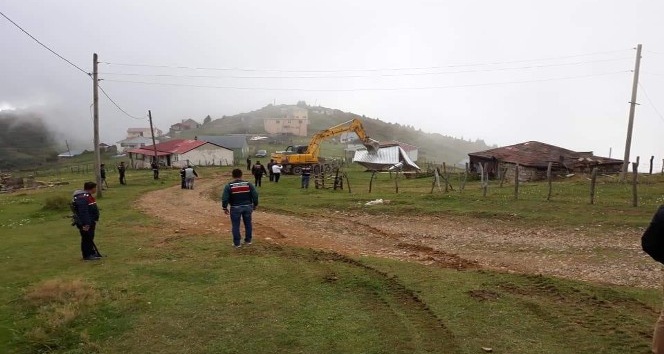Yaylalardaki yıkımlar en fazla ve izinsiz yapılaşmanın olduğu Sis Dağı Yaylası’nda devam ediyor