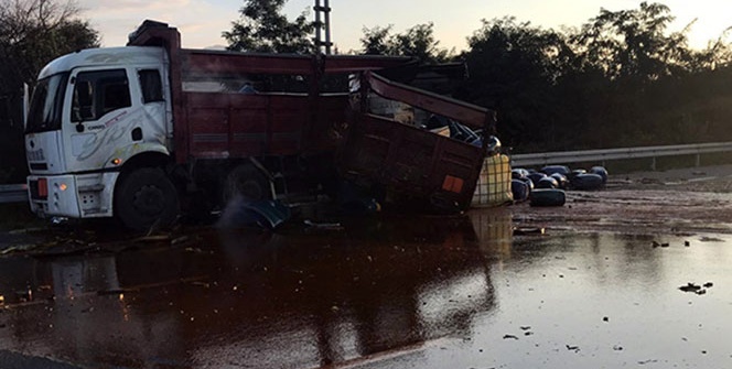 Asit yüklü kamyon ile tır çarpıştı: 1 yaralı