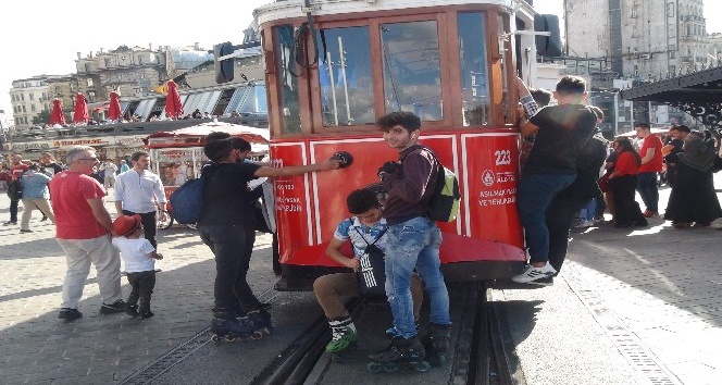 (Özel) Taksim’de nostaljik tramvayın arkasına takılan patenli gençlerin tehlikeli oyunu kamerada
