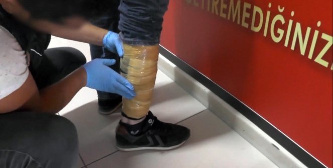 Polis bacaklarına sarılı bandın altındakini görünce şaşkına döndü