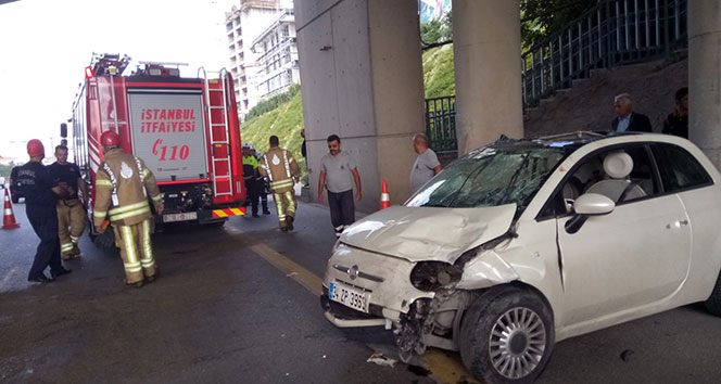 Kadıköy&#039;de 3 otomobil çarpıştı, trafik felç oldu