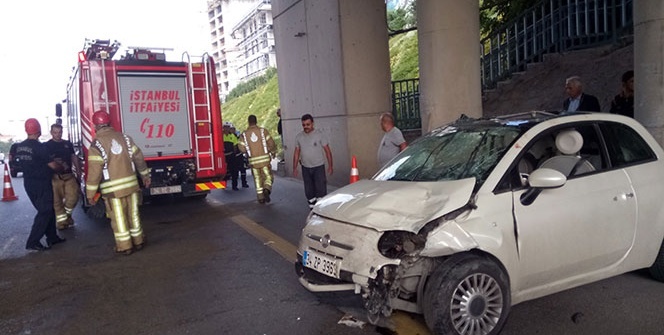 Kadıköy'de 3 otomobil çarpıştı, trafik felç oldu