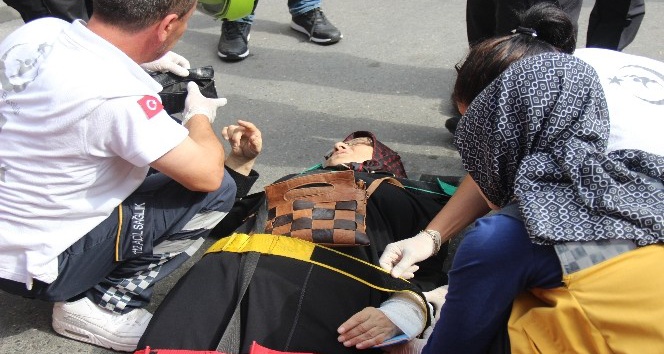 Durakta beklerken dolmuş çarpan kadın yaralandı