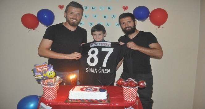 5 yaşındaki Ömer Kayra Ayyıldız’a tuttuğu takımdan doğum günü sürprizi