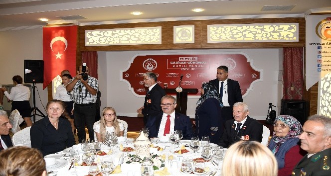 Antalya’da Gaziler onuruna yemek