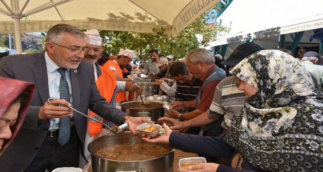 Başkan Bozkurt pazar yerinde ilçe sakinlerine aşure dağıttı