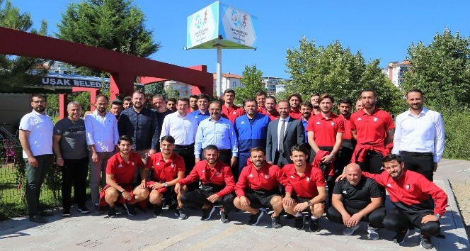 UTAŞ Uşakspor futbolcular Sağlıklı Yaşam ve Gençlik Merkezinde
