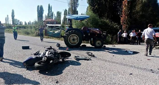 İzmir&#039;de traktörle motosiklet çarpıştı: 1 ölü, 3 yaralı