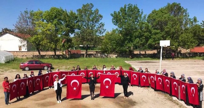 El işlemesi Türk Bayrağı üretiyorlar