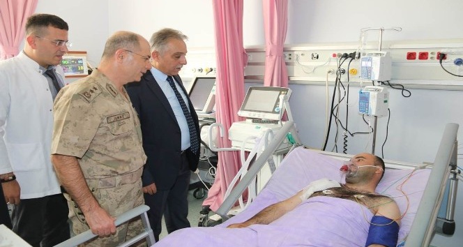 Vali Toprak, yaralı askeri ziyaret etti