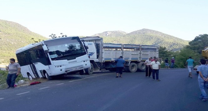 Okul servisine kamyon çarptı: 3 öğrenci yaralandı