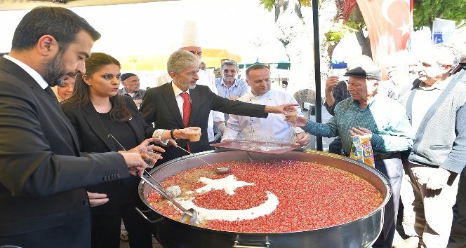 Başkan Tuna, AK Parti’li Sarıeroğlu ile vatandaşlara aşure ikram etti