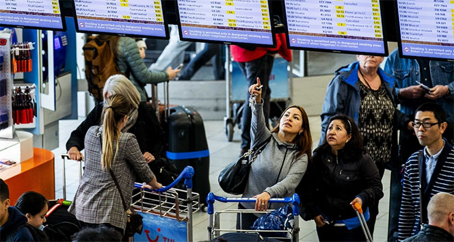 Amsterdam’da yüzlerce uçuş iptal edildi