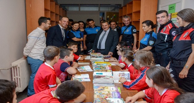 Trabzon Emniyeti öğrencilere kırtasiye malzemesi ve kitap yardımı yaptı