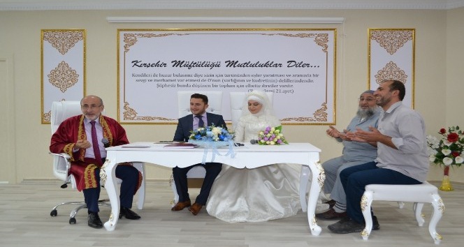 Kırşehir’de Müftü Yaman, ilk resmi nikahı kıydı