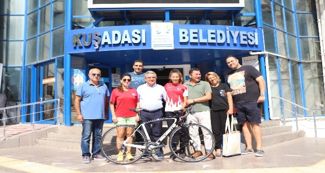 Başkan Kayalı, başarılı sporcuya bisiklet hediye etti