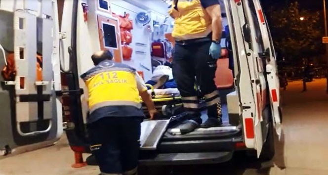 Bursa’da meyve yüklü kamyonet devrildi: 2 yaralı