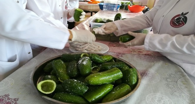 Gastronomi Kenti Hatay’da dolmalık ve turşuluk salatalıklar kışa hazırlanıyor