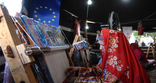 Bursa ipeğinin Avrupa yolculuğu Kozahan’da teşhir ediliyor